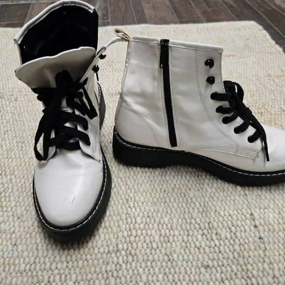 STYLISH WHITE DOC MARTIN STYLE BOOTS BY STEVE MADDEN. SIZE 11US ZIPPERED - Picture 3 of 8